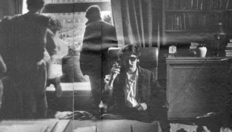 David Shapiro na cadeira do presidente da Universidade de Columbia, abril de 1968
