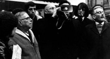 Jean-Paul Sartre (à esq.) ao lado de Foucault durante uma manifestação em 1971 (Reprodução)