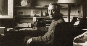 Roland Barthes em seu escritório, nos anos 1970 (Julian Guindeau, L'Express / Divulgação)
