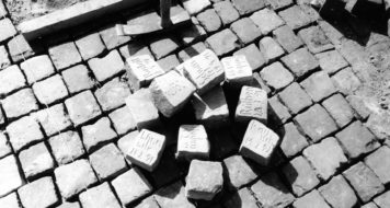 2146 Pedras, memorial contra o racismo, realizado em Saarrebrücken por Jochen Gerz, 1993 (Foto Martin Blanke / Gerz studio)