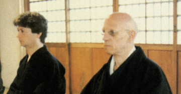 Junto de seu companheiro Daniel Defert, Foucault foi convidado a visitar um mosteiro budista, no Japão, em 1978 (Reprodução)