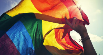 LGBTfobia: Bandeira símbolo do movimento LGBT criada pelo artista Gilbert Baker