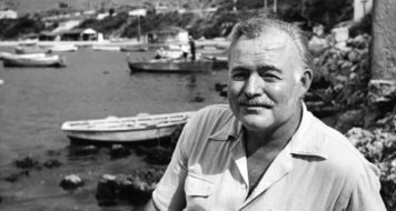 O escritor Ernest Hemingway em Cuba, em 1952