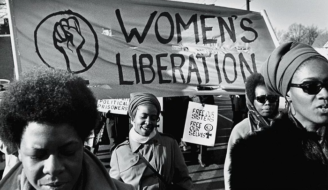 Grupo Women's Liberation marcha em apoio ao Partido dos Panteras Negras, em 1969 (Reprodução/David Fenton/Getty Images)