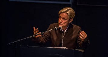 Judith Butler no seminário internacional 'Os fins da democracia', no Sesc Pompéia (Foto Erika Mayumi / Divulgação)