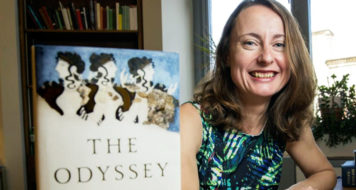 Emily Wilson, a primeira mulher a traduzir 'A Odisséia' para o inglês (Foto Michael Bryant / Divulgação)