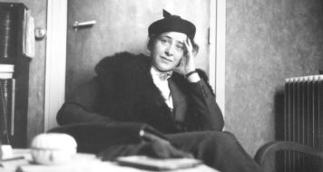 Arendt em um café parisiense, em 1935 (Hannah Arendt Bluecher Literary Trust)