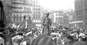 Charlotte Perkins Gilman discursando na Union Square, Nova York (Reprodução/ Biblioteca de Harvard)