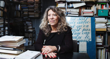 Barbara Cassin em seu escritório, em Paris, 2017 (Foto Frédérique Plas / CNRS Divulgação)