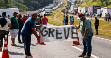 Caminhoneiros bloqueiam a rodovia Régis Bittencourt, em São Paulo, SP (Foto: Miguel Schincariol/AFP)