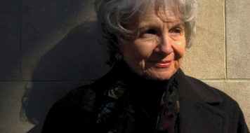 A escritora Alice Munro em Nova York, 2005 (Foto Andrew Testa / Rex)