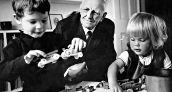 O autor de ‘O brincar e a realidade’, com crianças em seu consultório, década de 1960 (Cortesia de Winnicott Trust e Wellcome Collection, Londres)