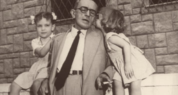 Graciliano Ramos com as netas Sandra (à esquerda) e Vânia (à direita), Rio de Janeiro, 1949 (Fundo Graciliano Ramos do Arquivo IEB/USP / GR-F13-001)