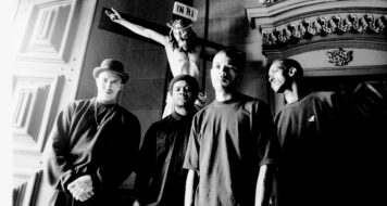 Racionais MC's na Basílica de Nossa Senhora do Carmo, 1997, em São Paulo, em ensaio de divulgação do disco Sobrevivendo no Inferno / Foto Klaus Mitteldorf