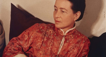 Simone de Beauvoir em 1952, fotografada por Gisèle Freund, famosa por seus retratos de escritores e artistas