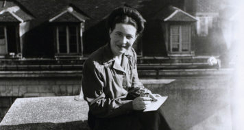 Simone de Beauvoir em Paris, 1946 (Foto Denise Bellon / Divulgação)