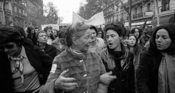 Simone de Beauvoir com a filha adotiva Sylvie Le Bon, em manifestação do Movimento de Libertação das Mulheres (MLF) pelo acesso gratuito ao aborto e a contraceptivos, em Paris, 1971
