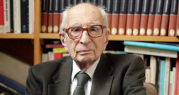 O antropólogo Claude Lévis-Strauss em seu escritório no Collège de France (Foto: Divulgação/Collège de France)