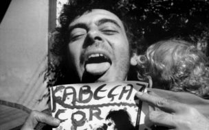 Glauber Rocha com um cartaz do filme "Cabeças Cortadas", 1970 (Divulgação)