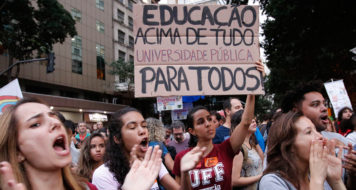 Estudantes e professores de institutos federais e universidades fazem manifestação na Avenida Presidente Vargas em protesto contra o bloqueio de verbas da educação (Fernando Frazão/Agência Brasil)