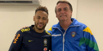 Bolsonaro visita Neymar no hospital