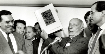 o presidente da Assembleia Nacional Constituinte, deputado Ulysses Guimarães (PMDB-SP), declara promulgado o texto de 1988