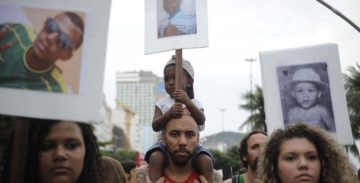 Manifestação na região do Largo do Machado, na zona sul da capital fluminense, contra as ações da Polícia Militar nas favelas do Rio (Tomaz Silva/Agência Brasil)