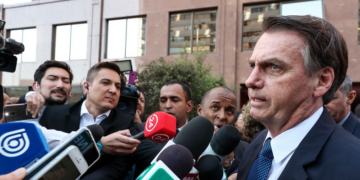 O presidente do Brasil, Jair Bolsonaro, concede entrevista coletiva ao chegar no hotel em Santiago, Chile.
