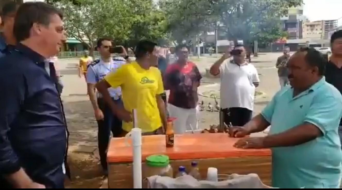 Bolsonaro conversa com um vendedor de churrasquinho em Taguatinga (DF)