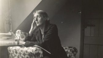 Virginia_Woolf_at_Monk's_house